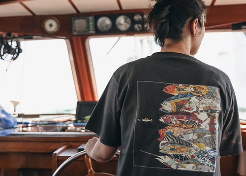 海军服装鱼群图案T恤