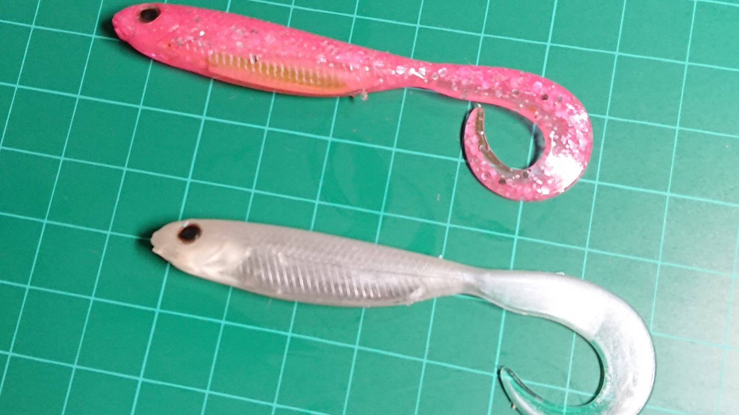 curly tail soft bait pink and silver